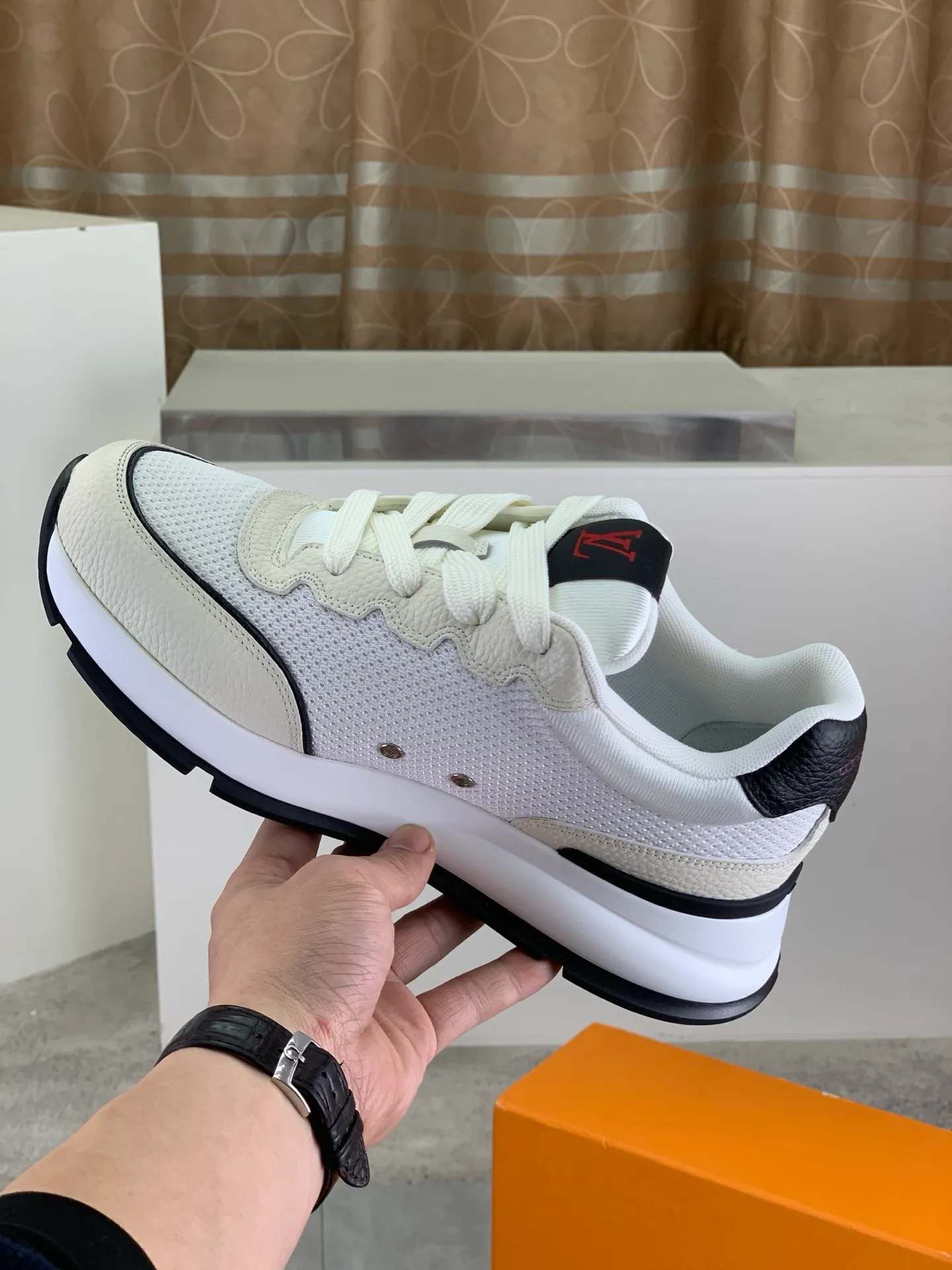 Factory price P700 💶 Top version [LOUIS VUITTON] Couple 🧑‍🤝‍🧑 Craftsman style Counter series (original order) New style 🍀LV Louis Vuitton - top version LV classic high-top trendy shoes! Made of imported original craft calfskin, original breathable lining, and original wear-resistant, lightweight, high-end TPU outsole! High quality products! 4️⃣ colors available, size: female 35-39, male 39-44 (female 40, male 45 46 customized)